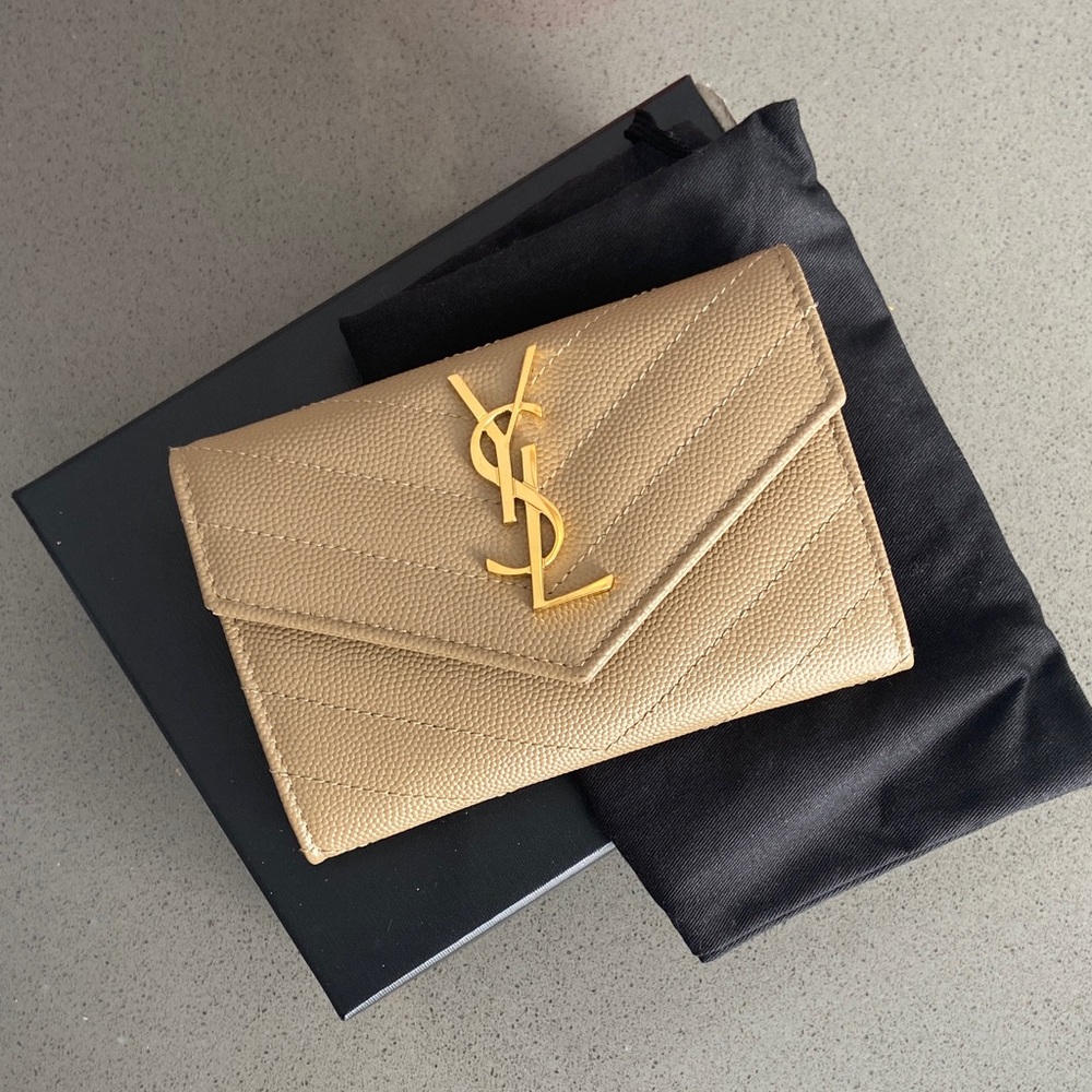 CASSANDRE MATELASSÉ SMALL ENVELOPE WALLET IN GRAIN DE POUDRE LEATHER